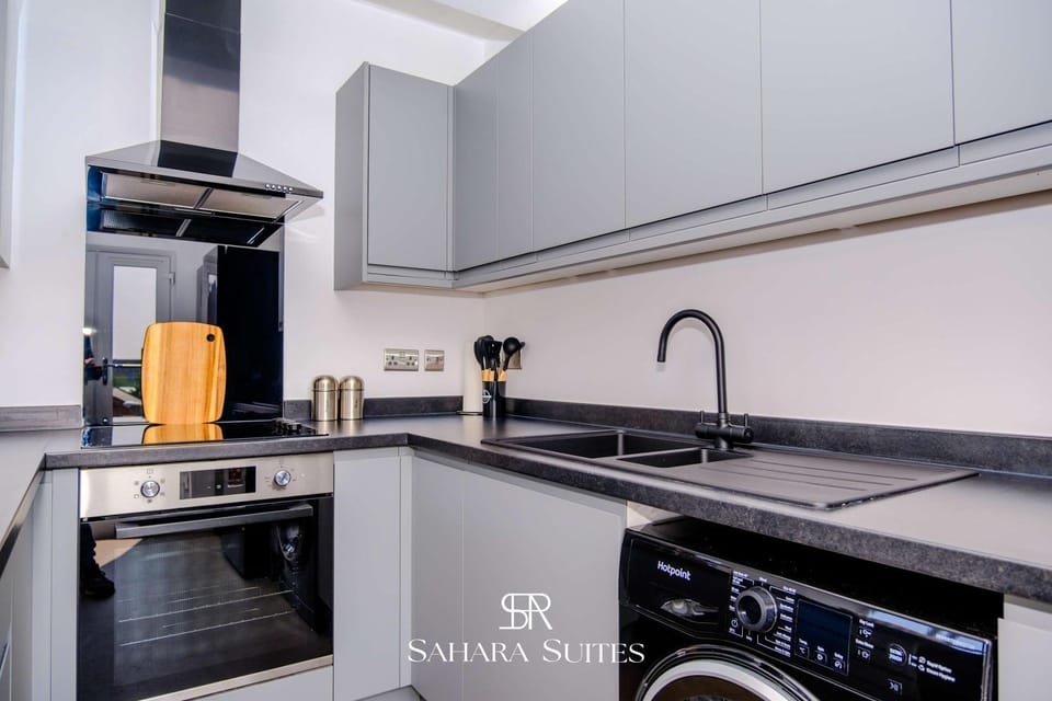 Spacious Ensuite Apartment - Sleeps 12 - Derby City Centre - Parking Apartment in Derby