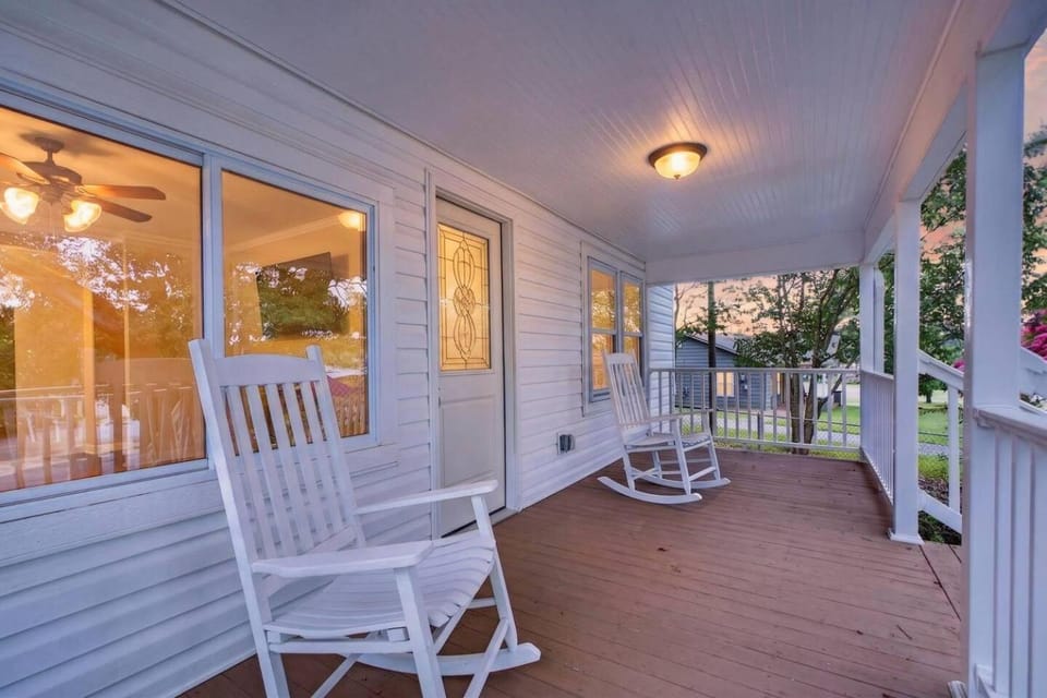 Renovated 3BR near Lake Keowee & Clemson House in Seneca