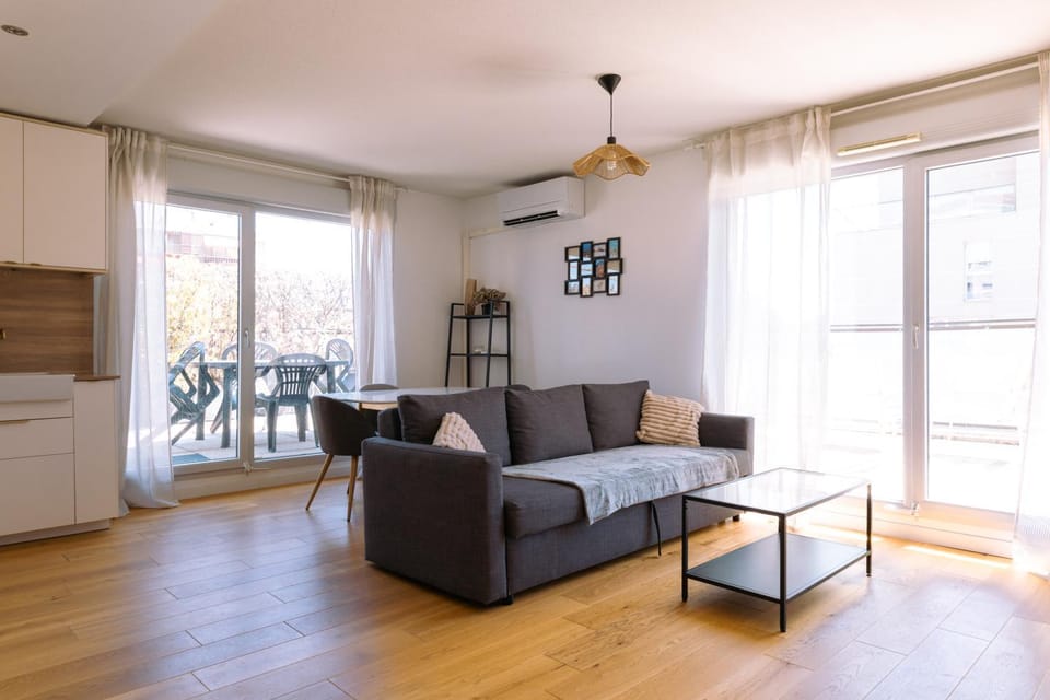 St Exupery - 2 Bedrooms - Air Conditioning - Terrace Apartment in Villeurbanne