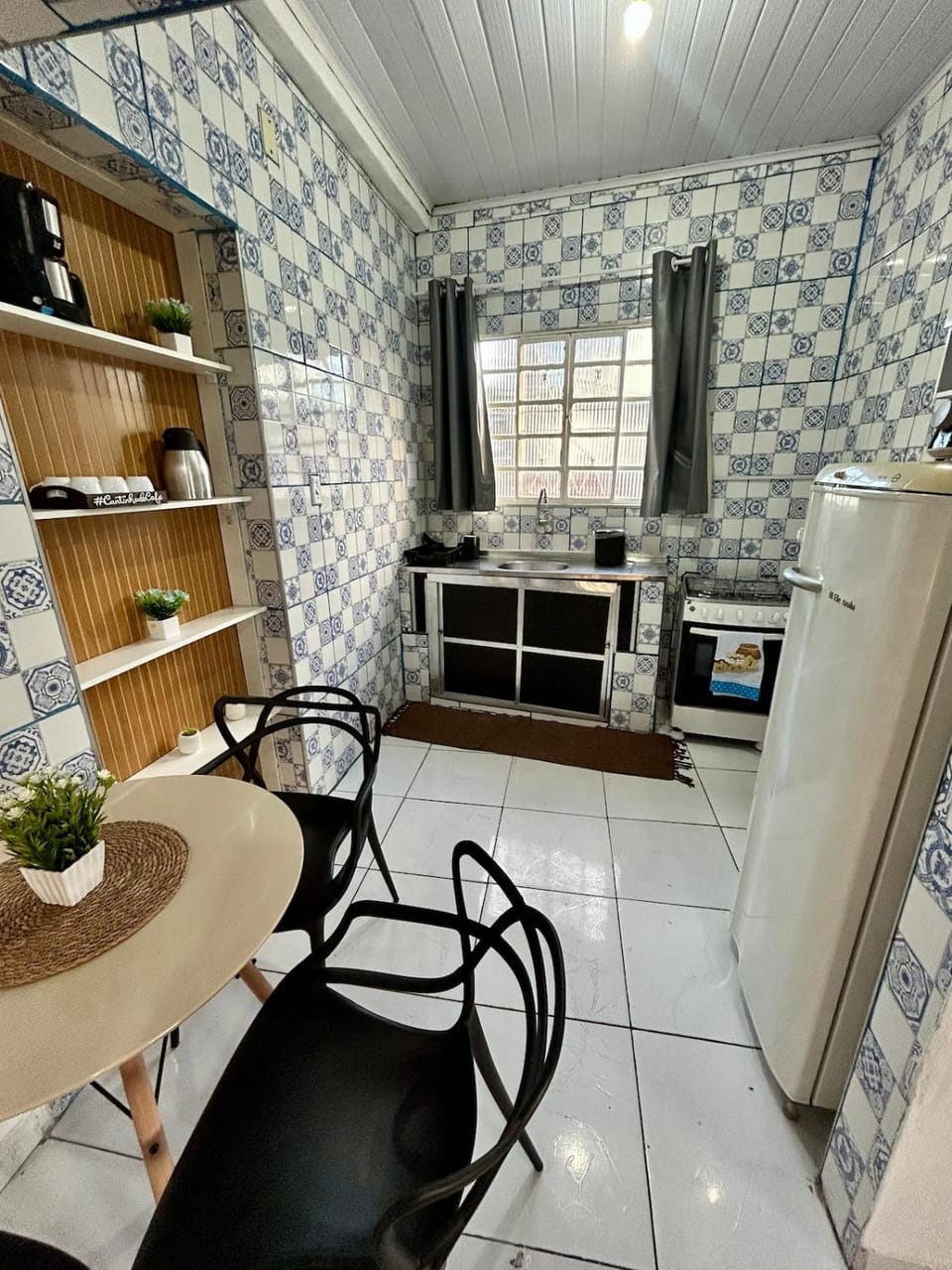 Kitchen or kitchenette, Dining area, oven, stove, toaster