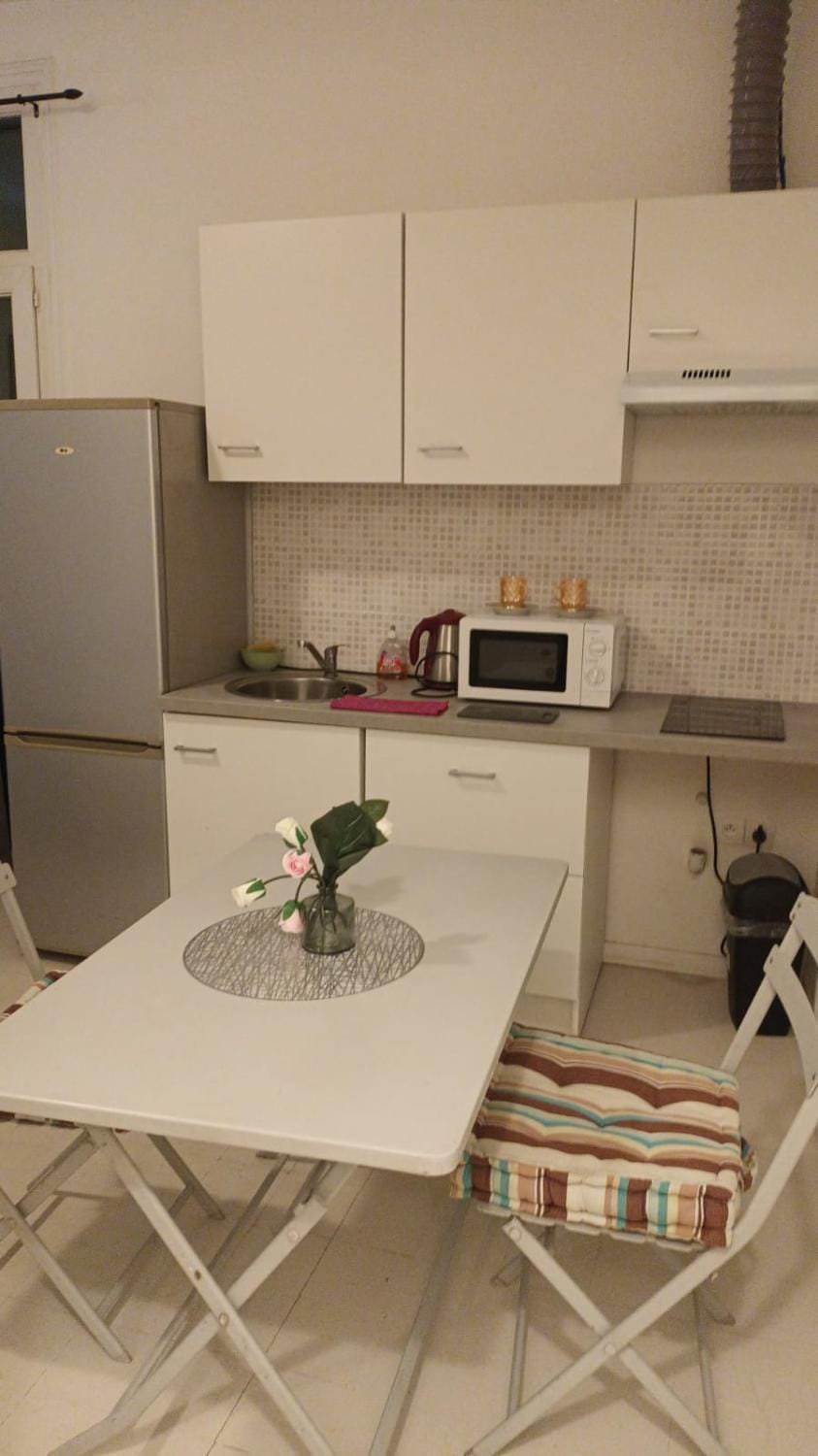Kitchen or kitchenette, Dining area, stove
