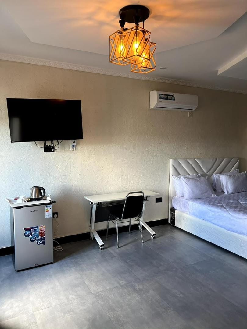 Bed, TV and multimedia, Evening entertainment, Bedroom, air conditioner