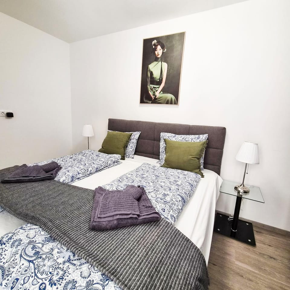 Bed, Bedroom, towels