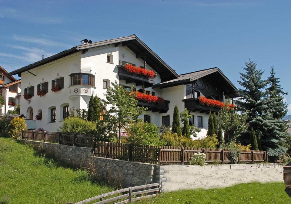 Property building, Facade/entrance, Garden
