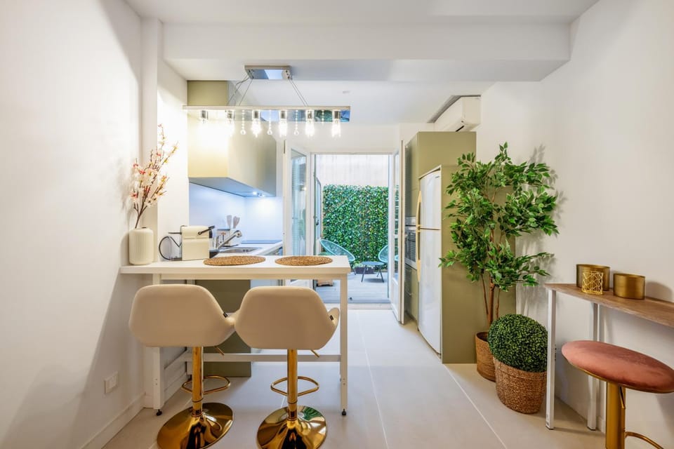Coffee/tea facilities, Kitchen or kitchenette, Living room, Seating area, Dining area