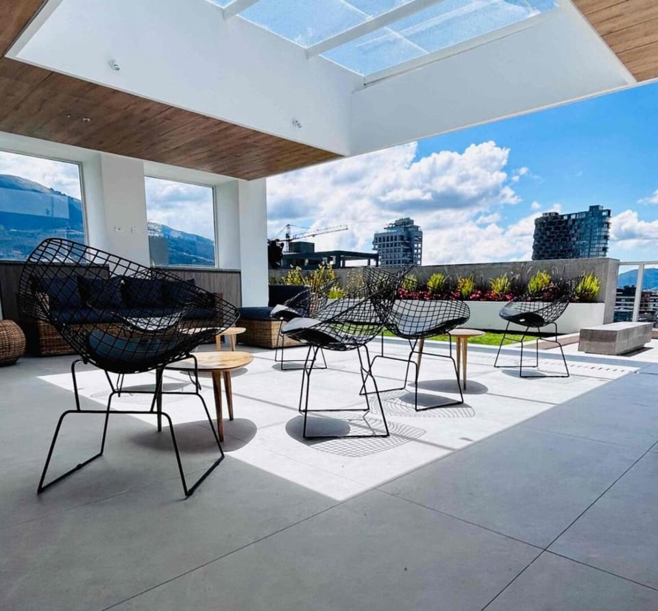 Exclusive Luxury Suite with Pool & Scenic Balcony, wiffi, parking Apartment in Quito