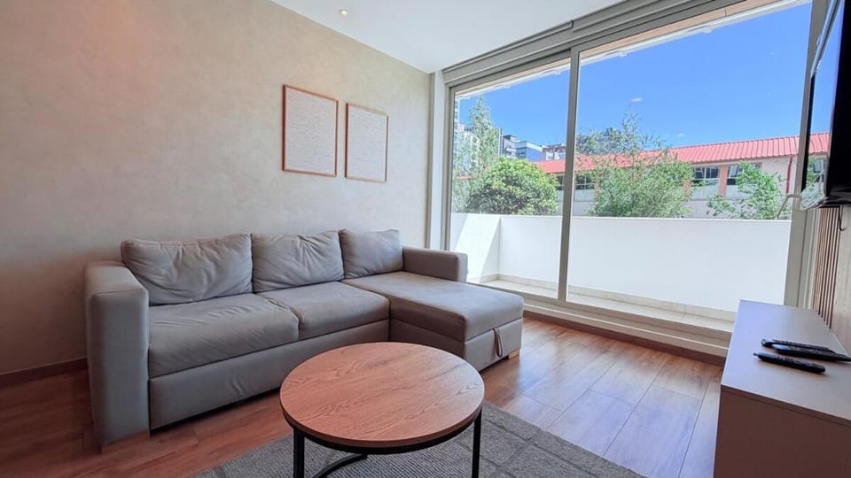 Exclusive Luxury Suite with Pool & Scenic Balcony, wiffi, parking Apartment in Quito