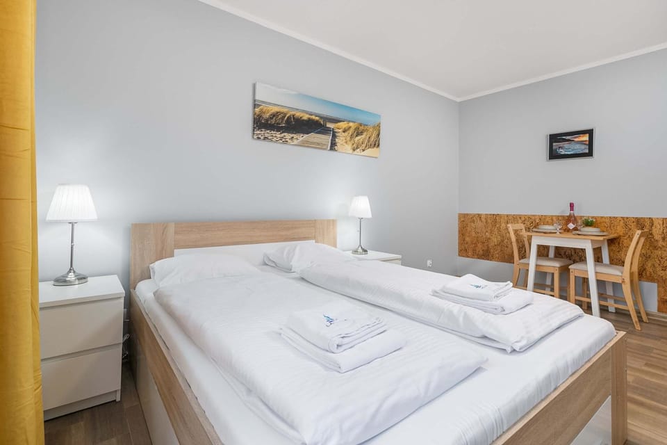 Bed, Photo of the whole room, towels