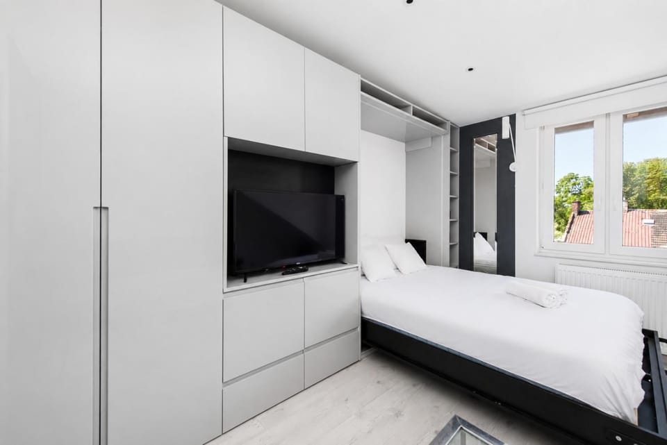 Bed, TV and multimedia, Photo of the whole room, Bedroom, wardrobe