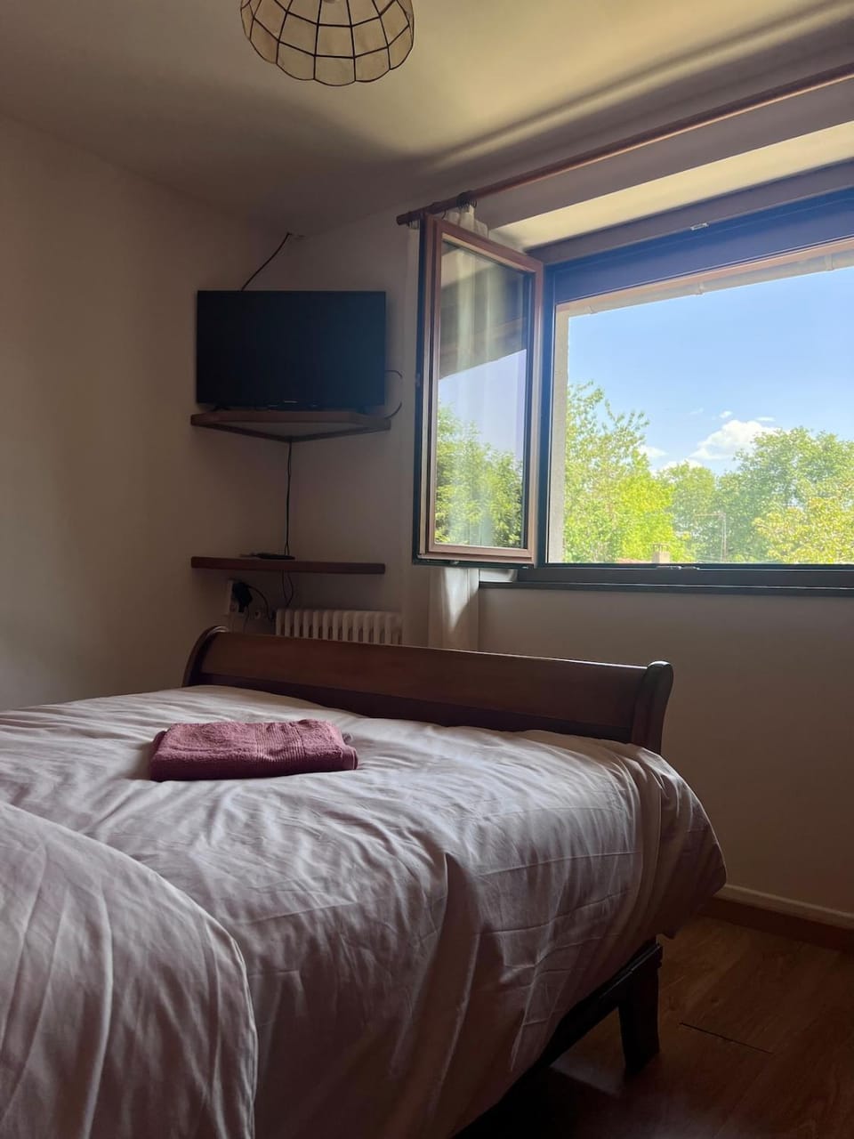 Bed, TV and multimedia, Photo of the whole room, Bedroom