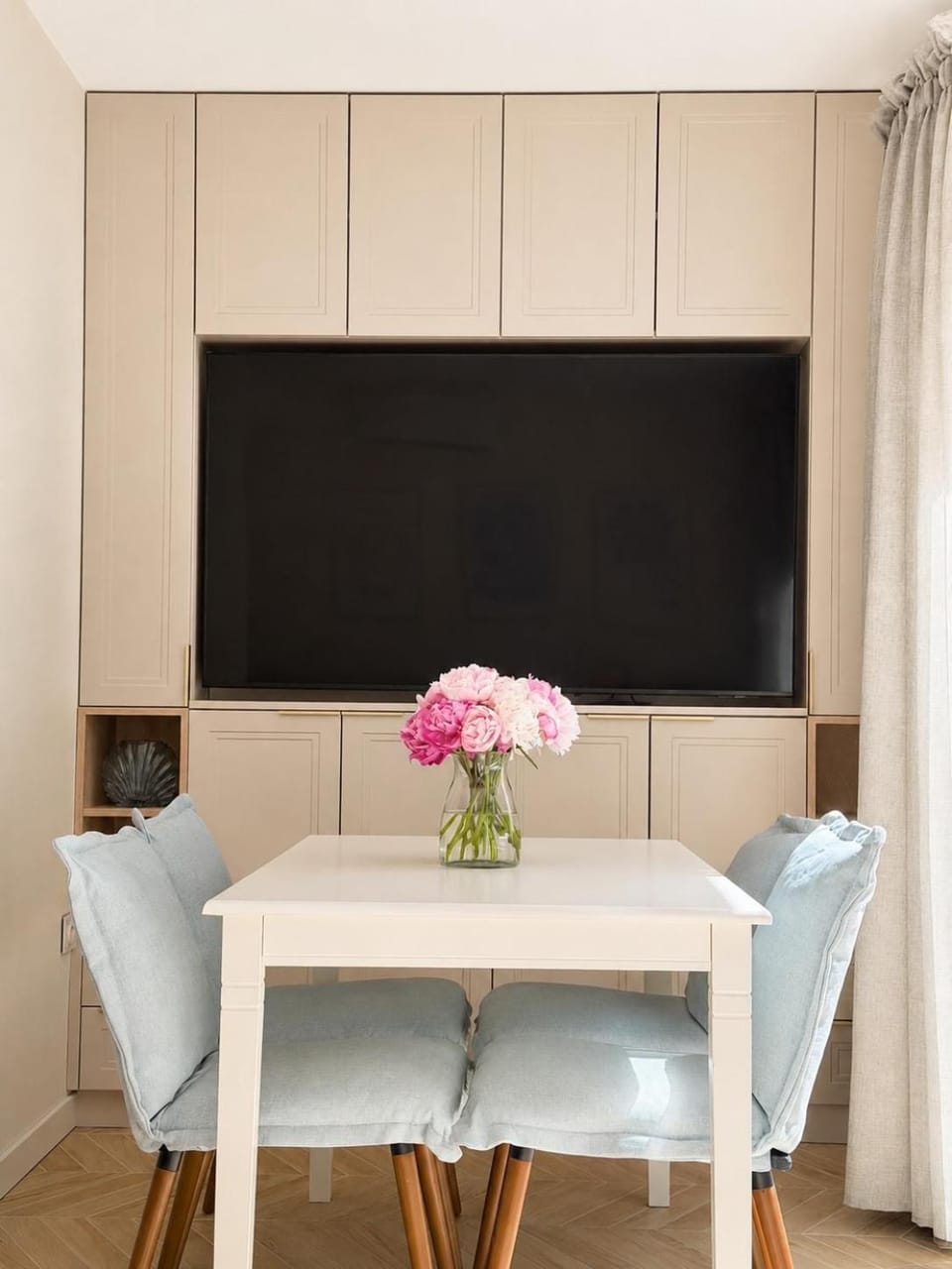 TV and multimedia, Seating area, Dining area
