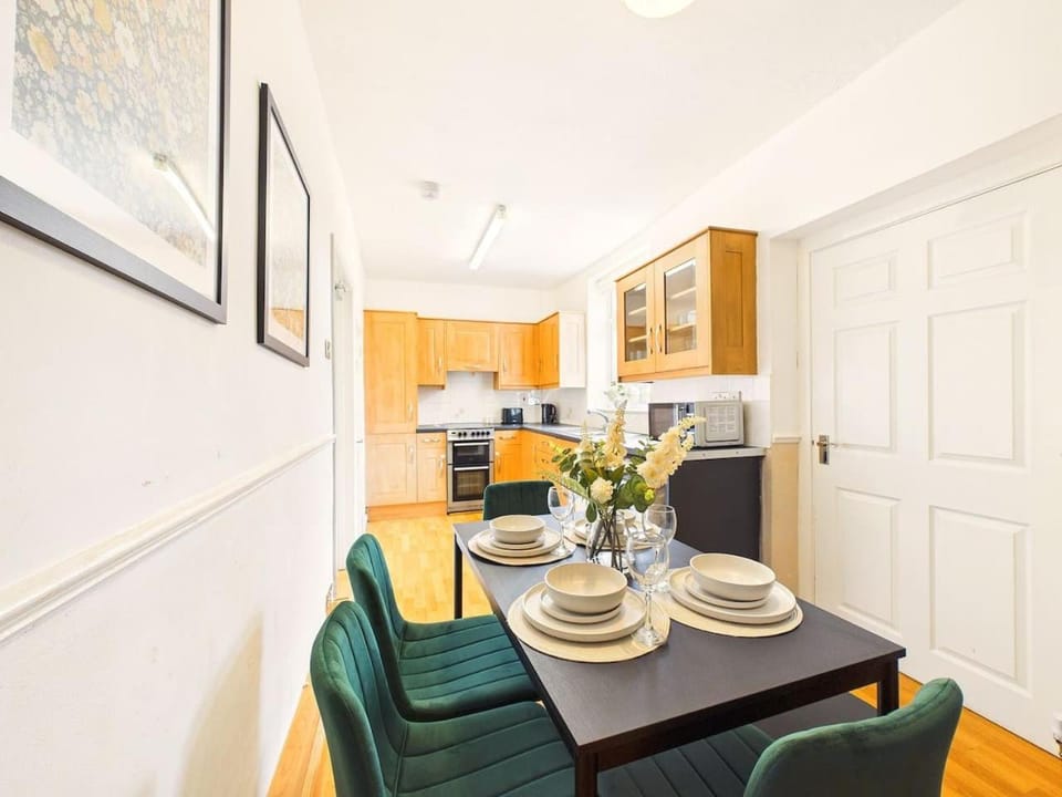 Stylish Middlesbrough Stay Sleeps 6 with Parking - by Signature Stays Apartment in Middlesbrough