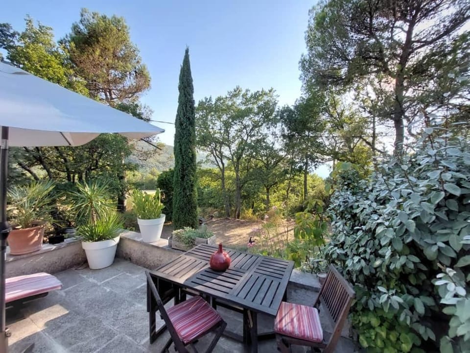 B&B face a la foret de cedre Bed and Breakfast in Lacoste