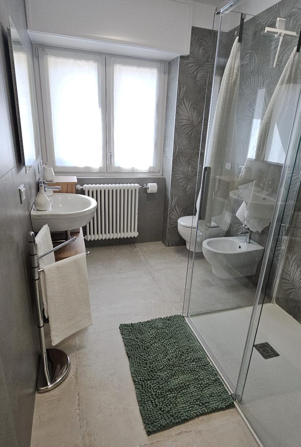 Shower, Toilet, Bathroom, towels