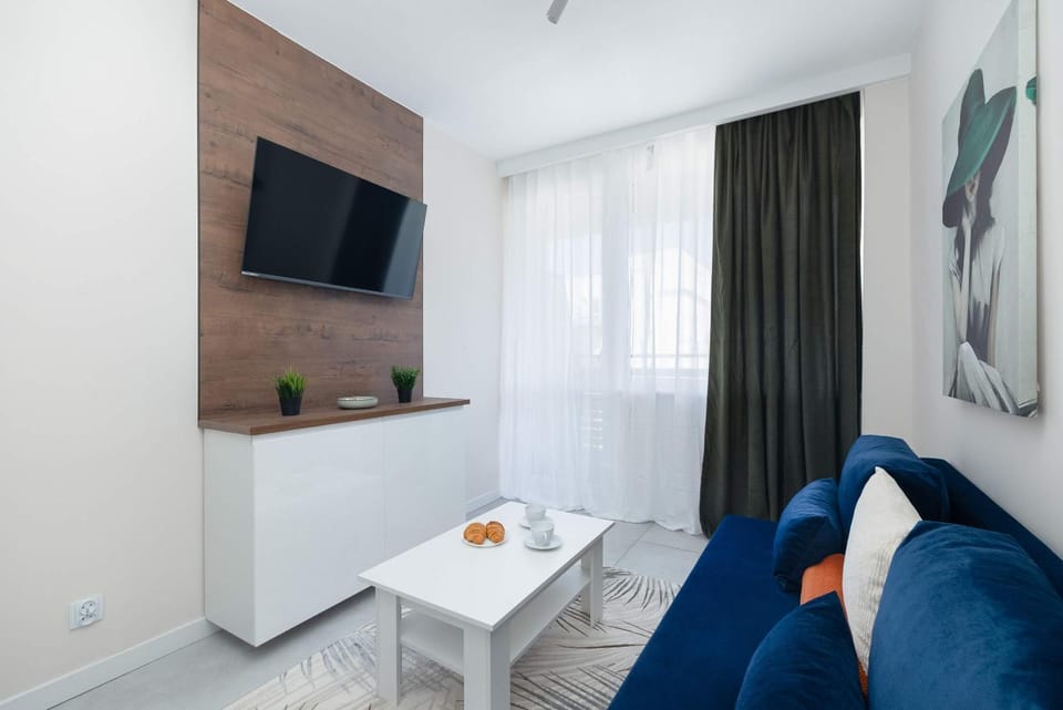TV and multimedia, Living room, Photo of the whole room, Seating area, Evening entertainment, Bedroom