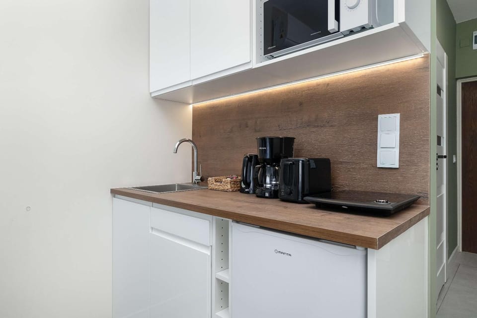Coffee/tea facilities, Kitchen or kitchenette, stove