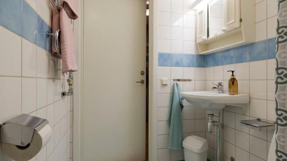 Shower, Toilet, Bathroom, towels, acessibility
