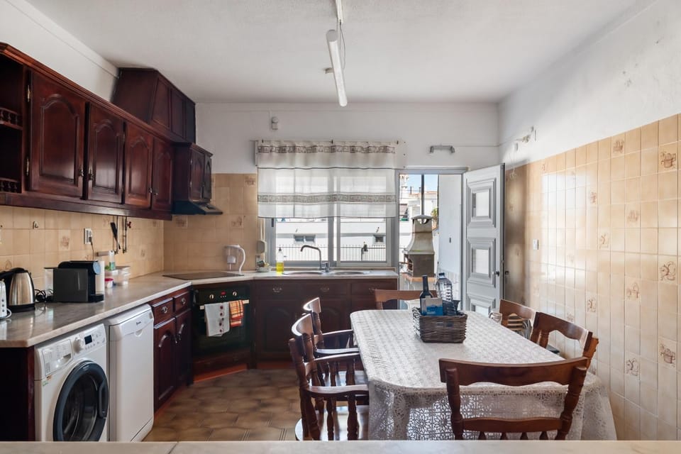 Property building, Kitchen or kitchenette, Living room
