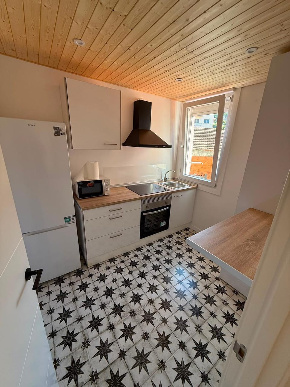 Kitchen or kitchenette, oven
