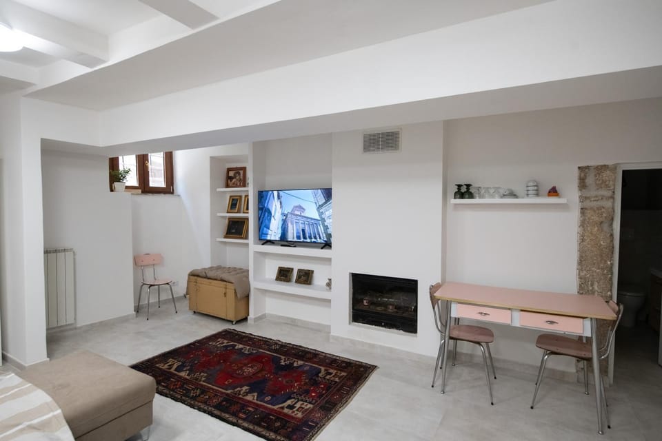 Communal lounge/ TV room, TV and multimedia, Kitchen or kitchenette, Living room, Seating area, Dining area, Evening entertainment, flat iron