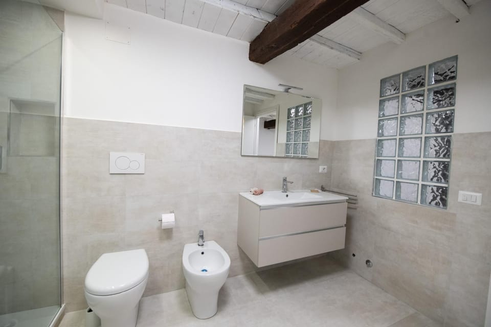 Shower, Toilet, Bathroom, Bath, bidet, towels