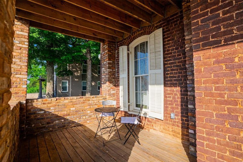 Property building, Patio, Day, Balcony/Terrace
