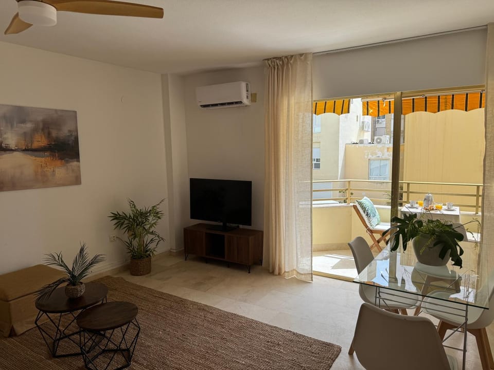 TV and multimedia, Living room, Seating area, Dining area, air conditioner
