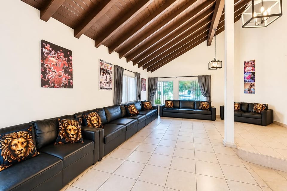 Two Luxury Villas - Private Pools - Large Groups House in Ives Estates