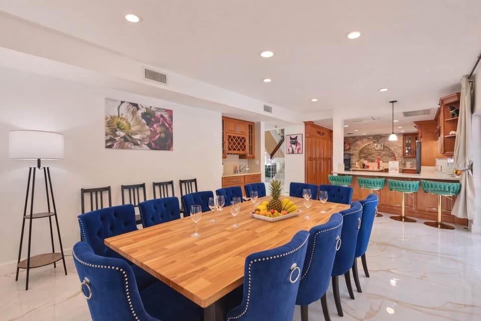 Two Luxury Villas - Private Pools - Large Groups House in Ives Estates