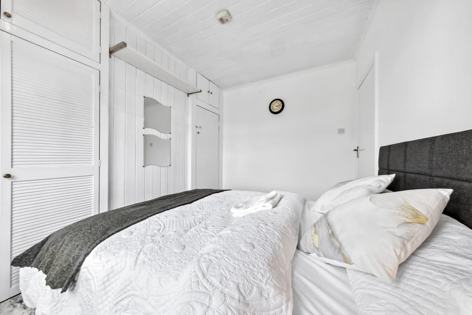 Bed, Bedroom, wardrobe
