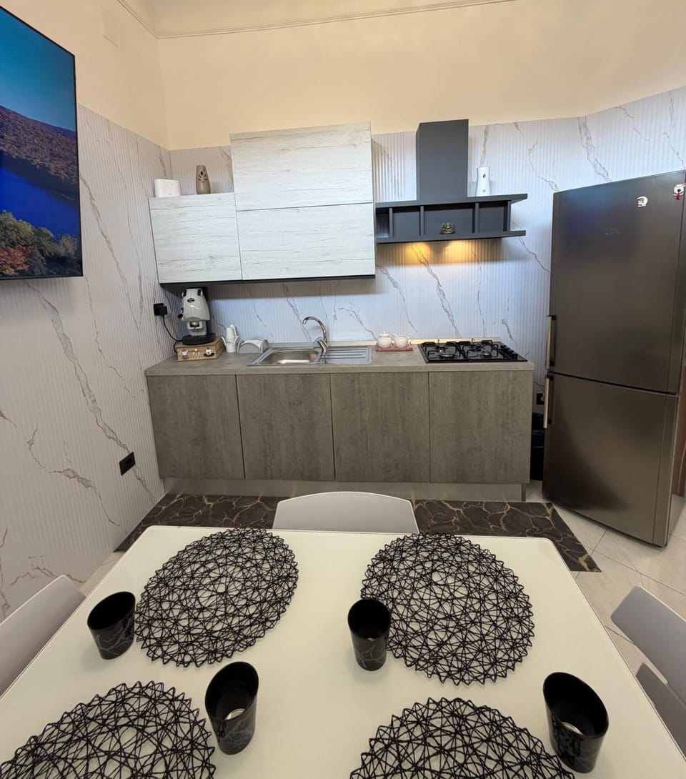 Kitchen or kitchenette, Dining area, minibar