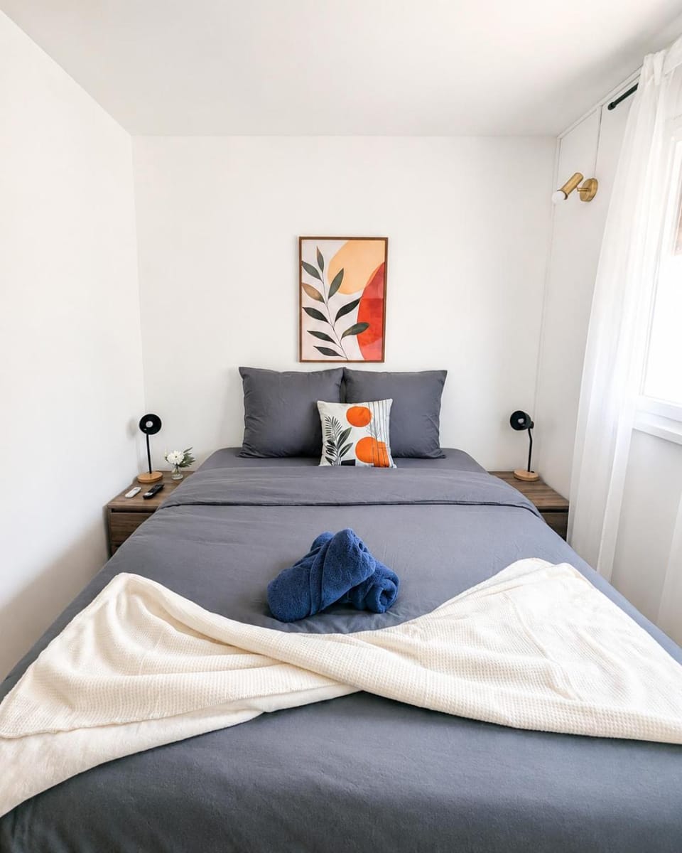 Photo of the whole room, Bedroom, towels