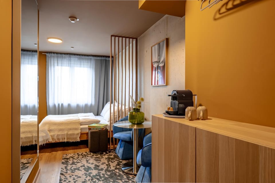 Photo of the whole room, Bedroom, wardrobe