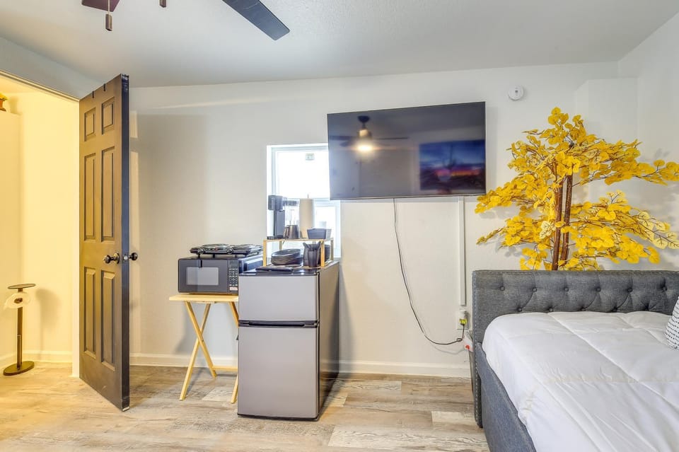 Desert Studio 5 Mi to Dtwn Tucson w/ Shared Yard Apartment in Tucson
