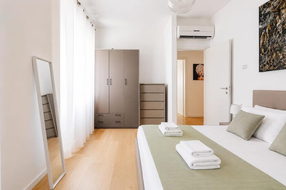 Bedroom, locker, air conditioner