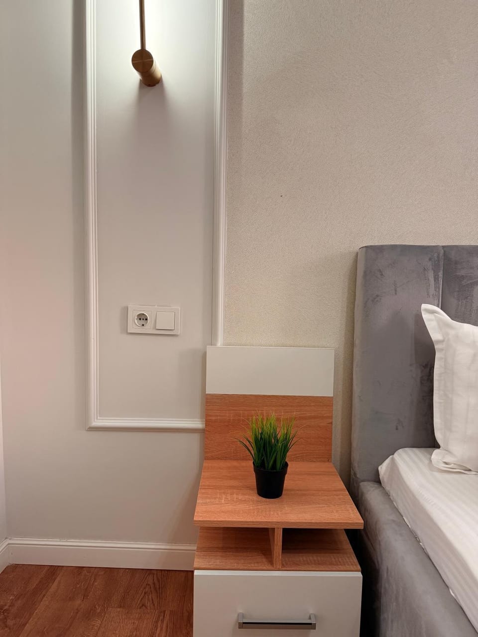 Bed, Living room, Photo of the whole room, Bedroom, hair dresser