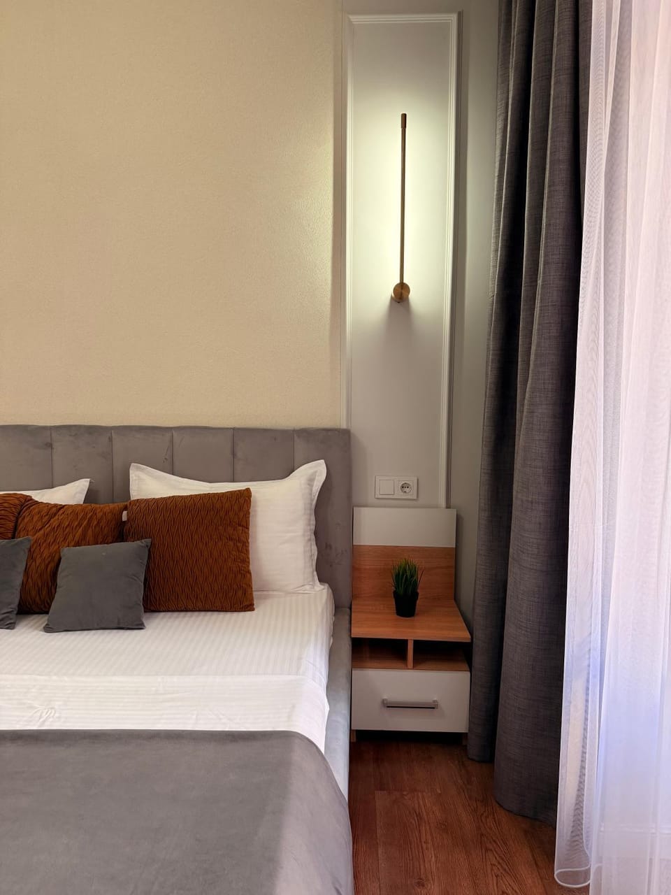Property building, Facade/entrance, Bed, Photo of the whole room, Bedroom, Location, wardrobe