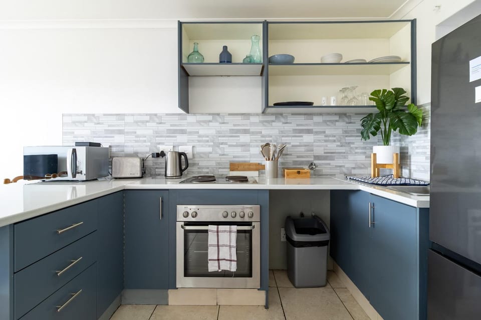 Coffee/tea facilities, Kitchen or kitchenette, oven, stove, toaster