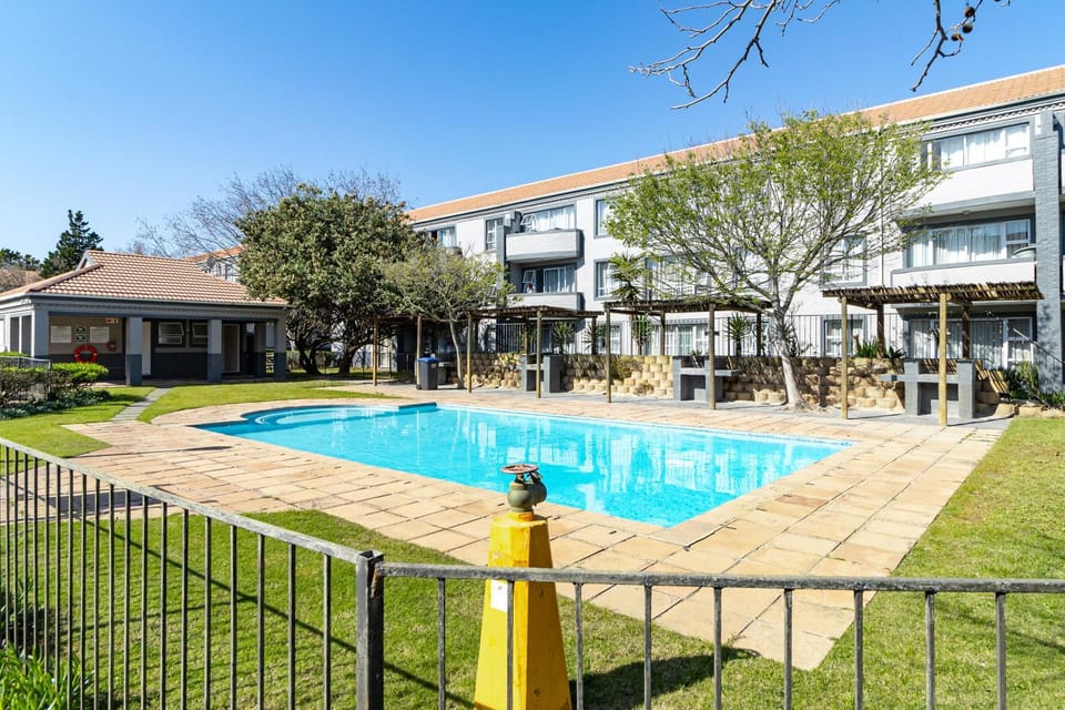 Property building, Day, Garden, Pool view, Swimming pool