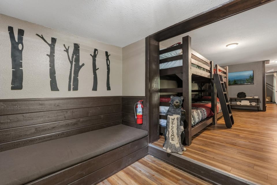 Bedroom, bunk bed