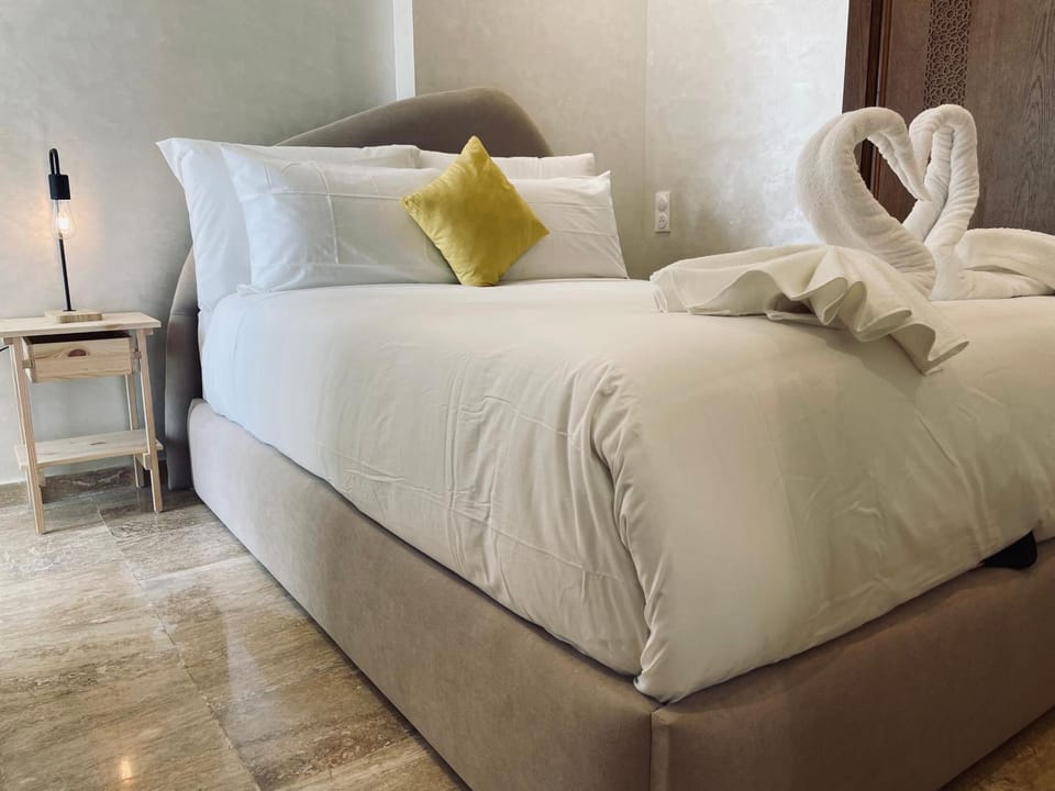 Bed, Bedroom, towels
