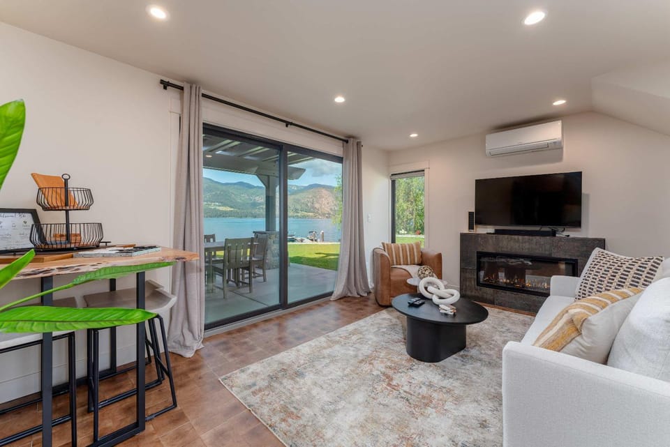 High-end Lakefront Condo B6 Wapato Point Chelan House in Manson
