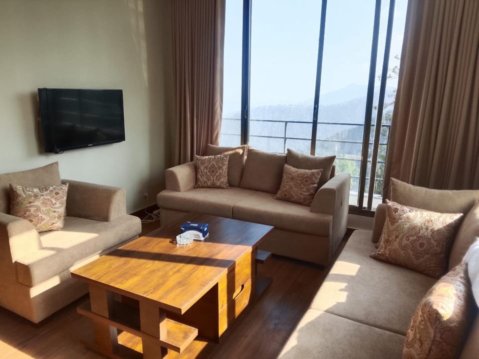 TV and multimedia, Living room, Seating area, Mountain view