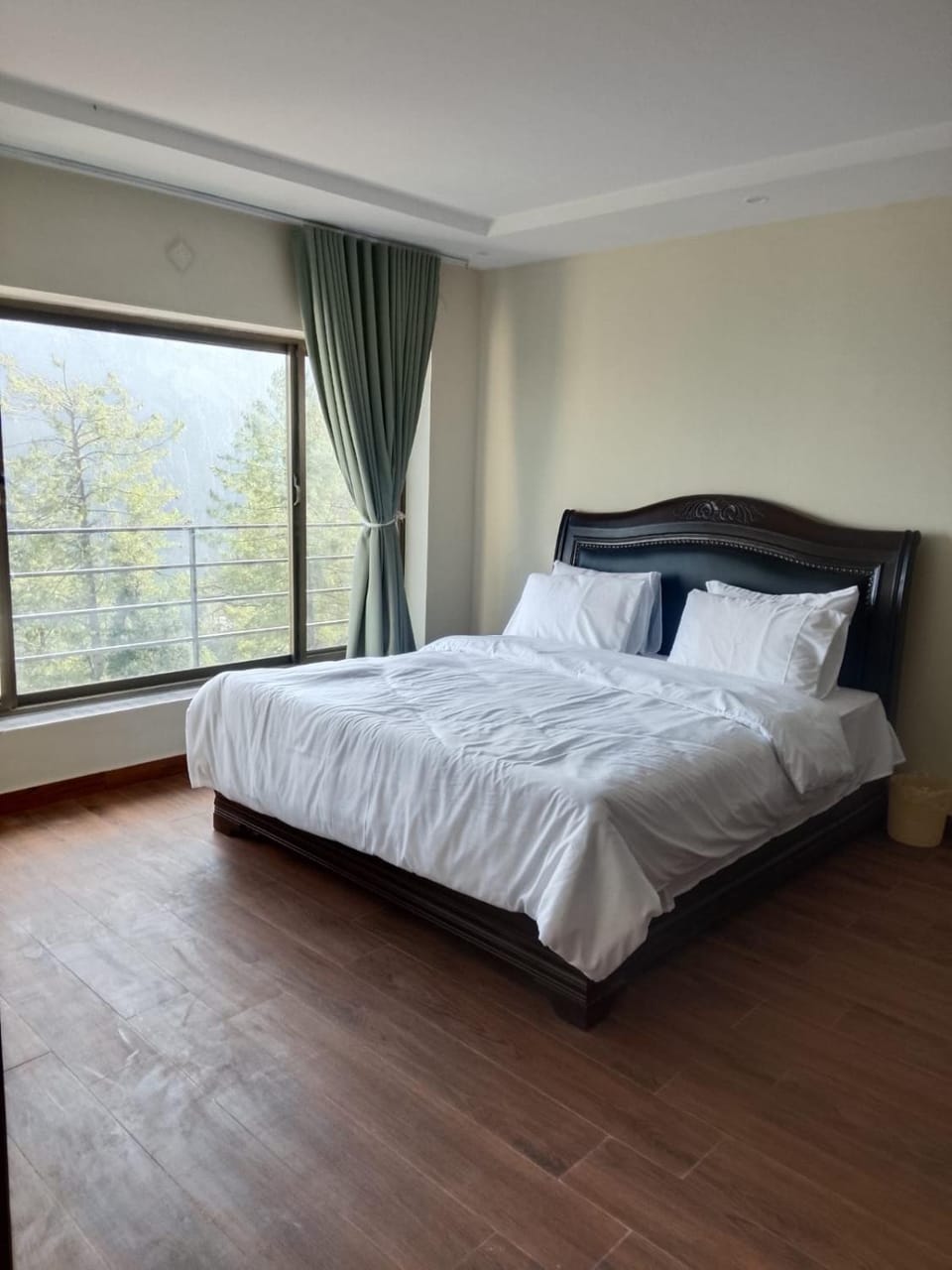 Photo of the whole room, Bedroom, Mountain view