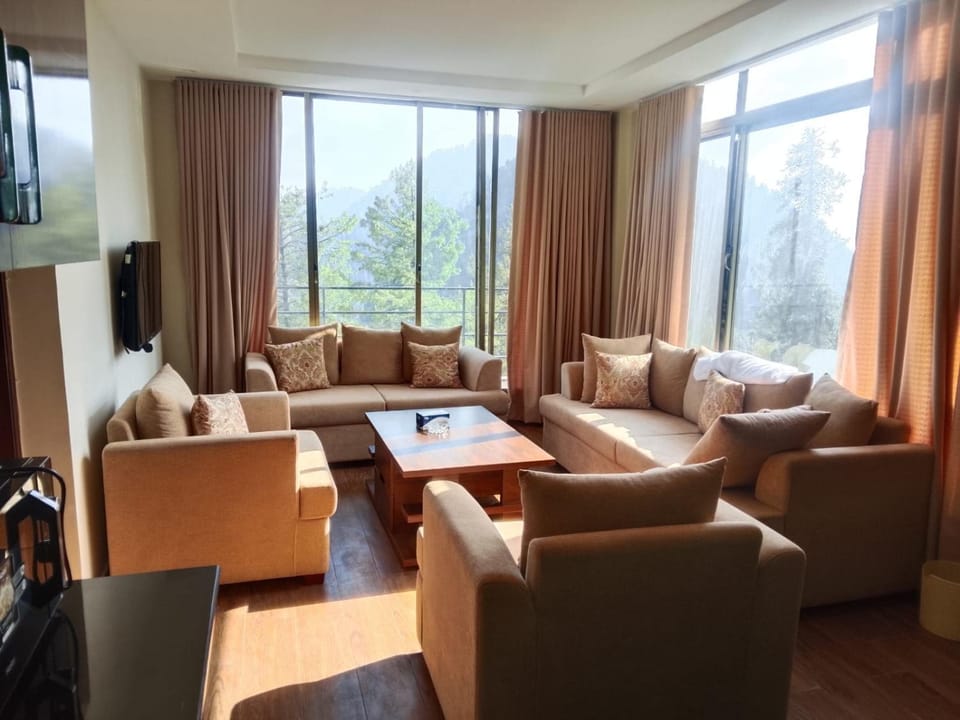 TV and multimedia, Living room, Seating area, Mountain view