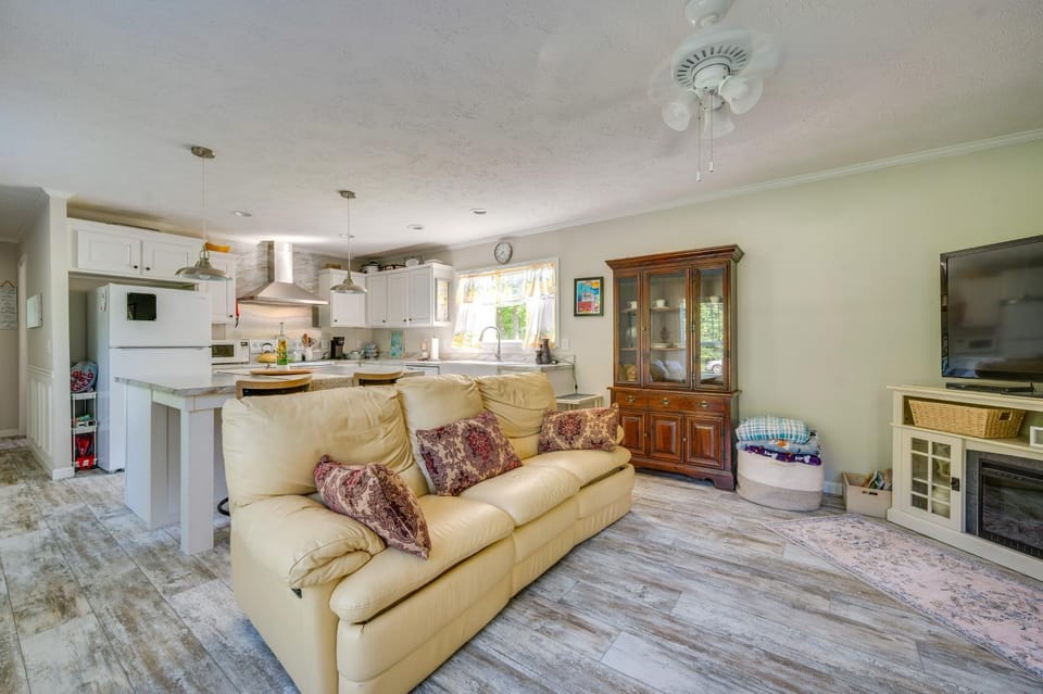 Pets Welcome! Lexington Getaway w/ Gigantic Yard House in High Rock Lake