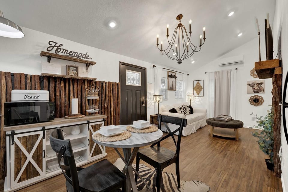Poplar Place Soho - Cozy Cottage with Hot tub House in Fredericksburg