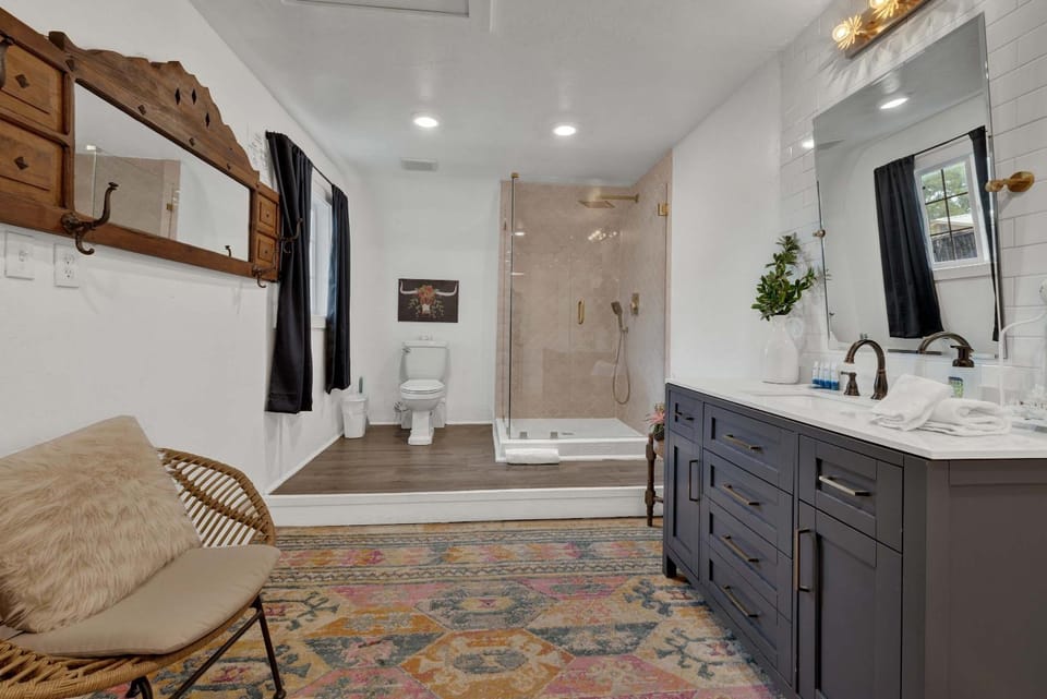 Poplar Place Q - Fire Pit & A few blocks from Main House in Fredericksburg