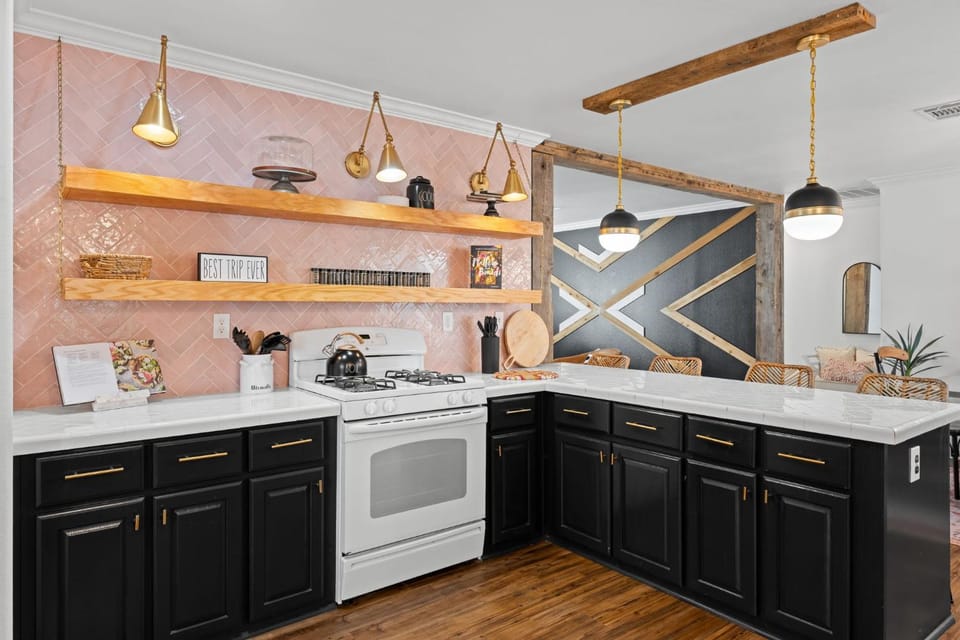Poplar Place Mod - Hot tub & Fire Pit House in Fredericksburg