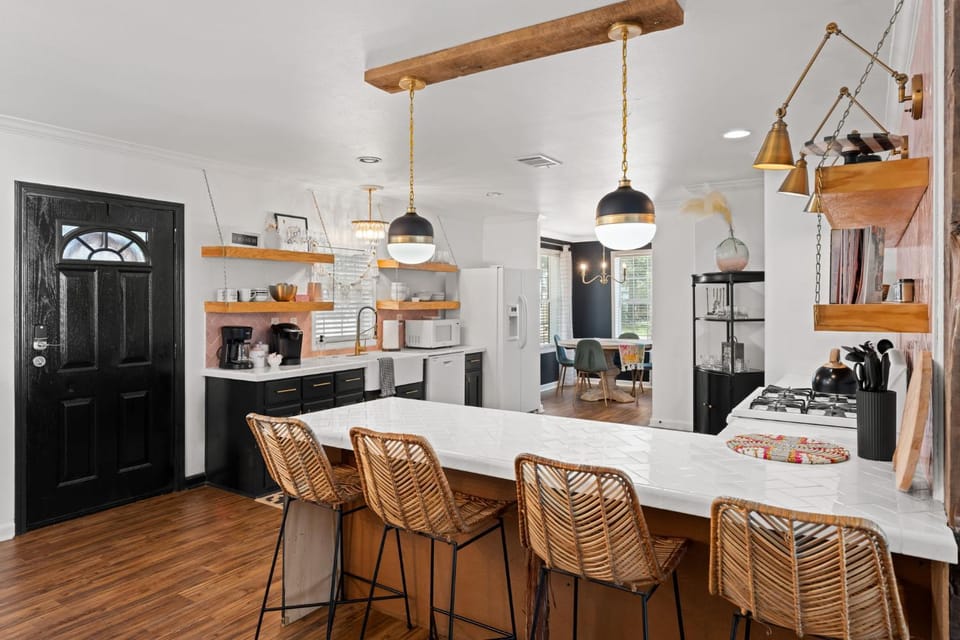 Poplar Place Mod - Hot tub & Fire Pit House in Fredericksburg